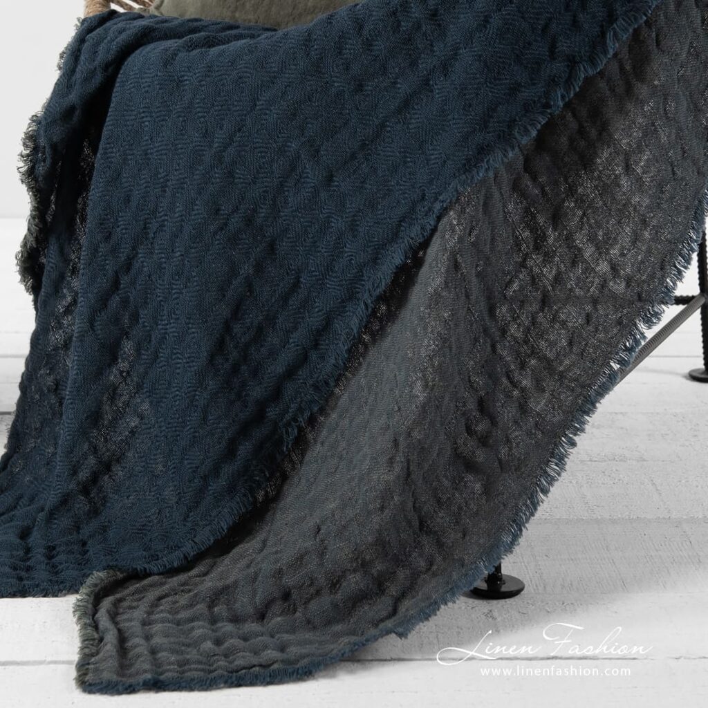 TALISMAN Pledd blått 2 Blue blanket linen cotton in double sided shape.