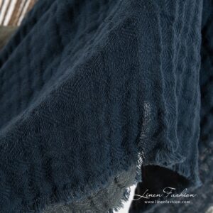TALISMAN Pledd blått 11 Blue blanket in linen cotton blue with loose fringes.