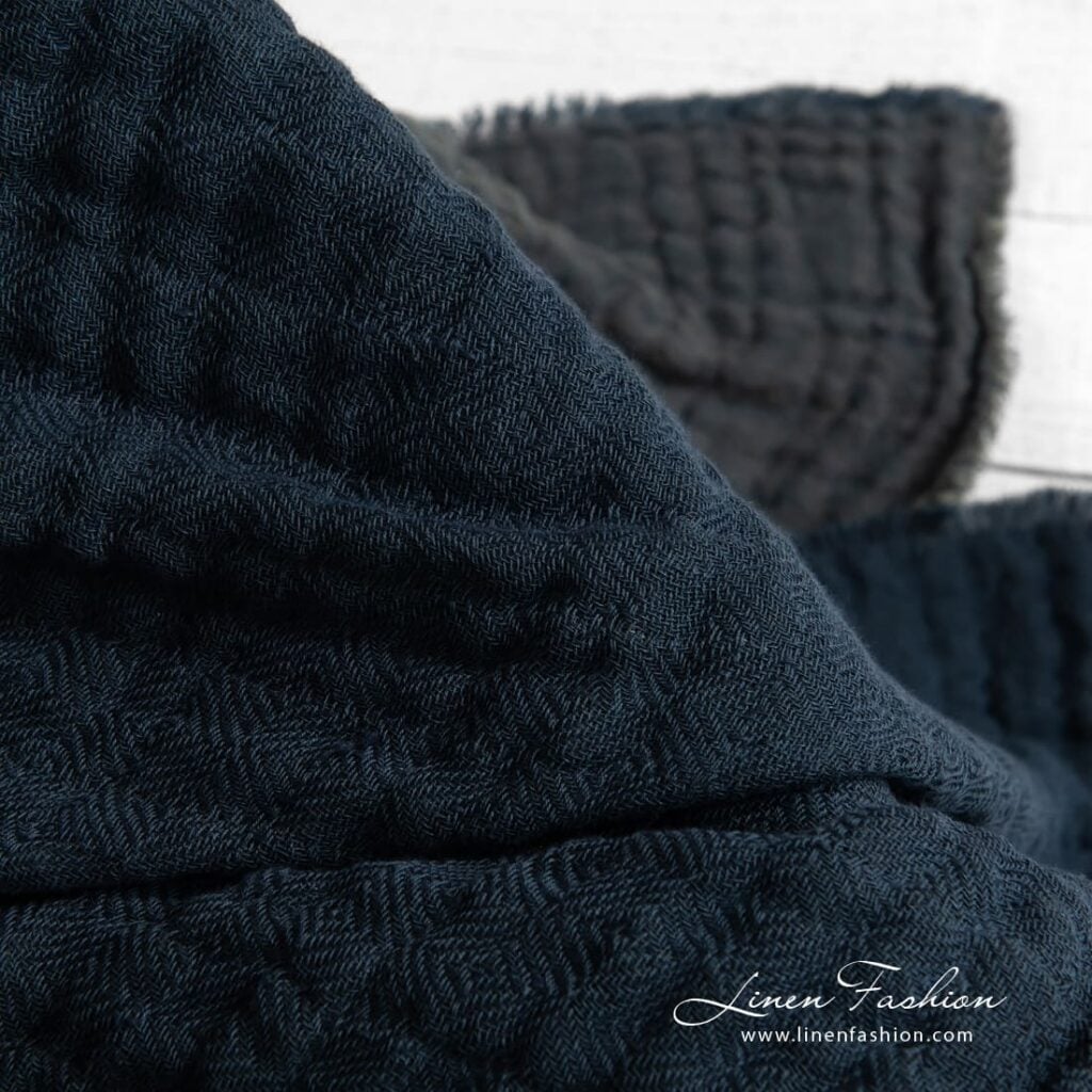 TALISMAN Pledd blått 4 Blue blanket linen cotton in wshed fabric.