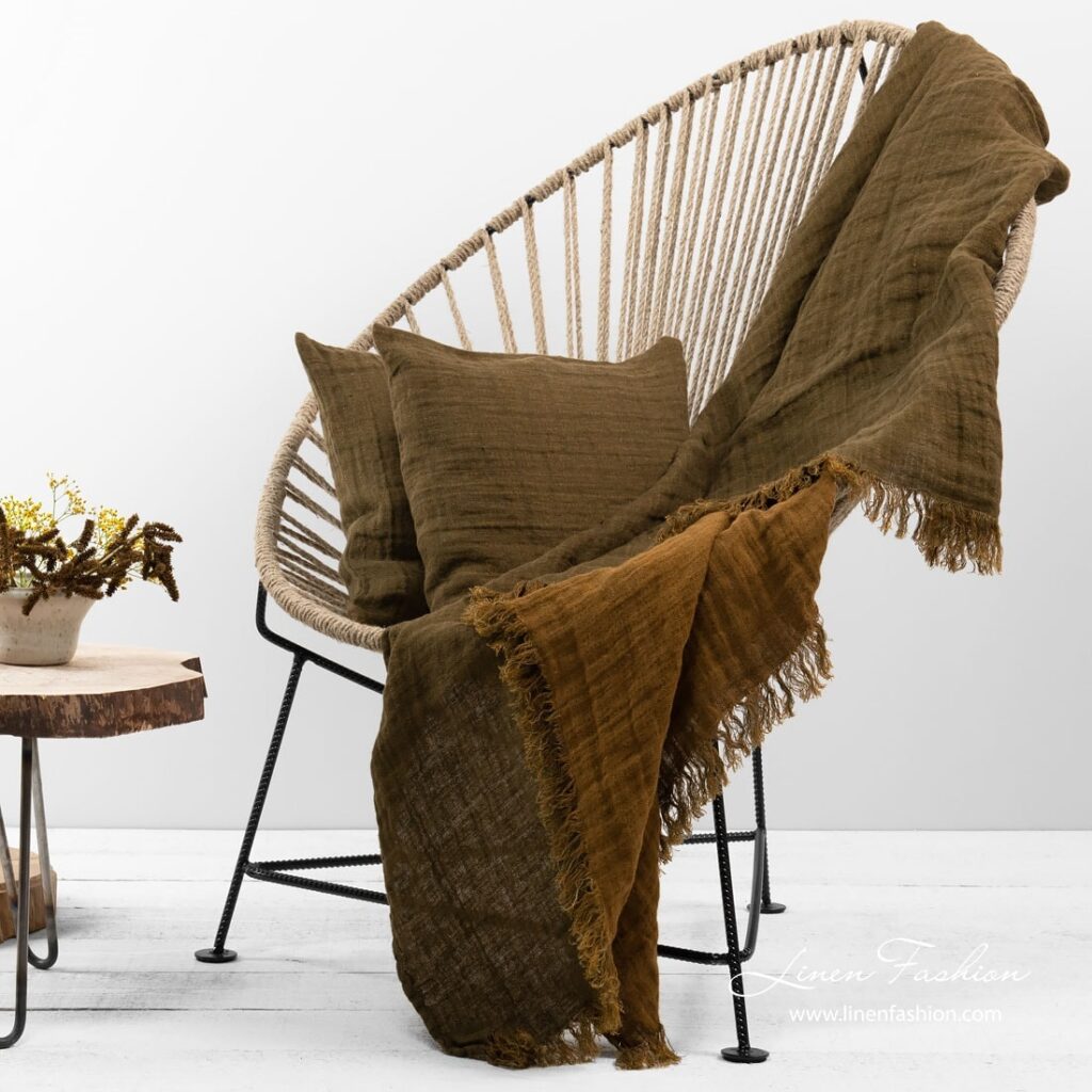 Brunt mønstret tosidig linpledd med frynser 1 Brunt mønstret tosidig linpledd med frynser