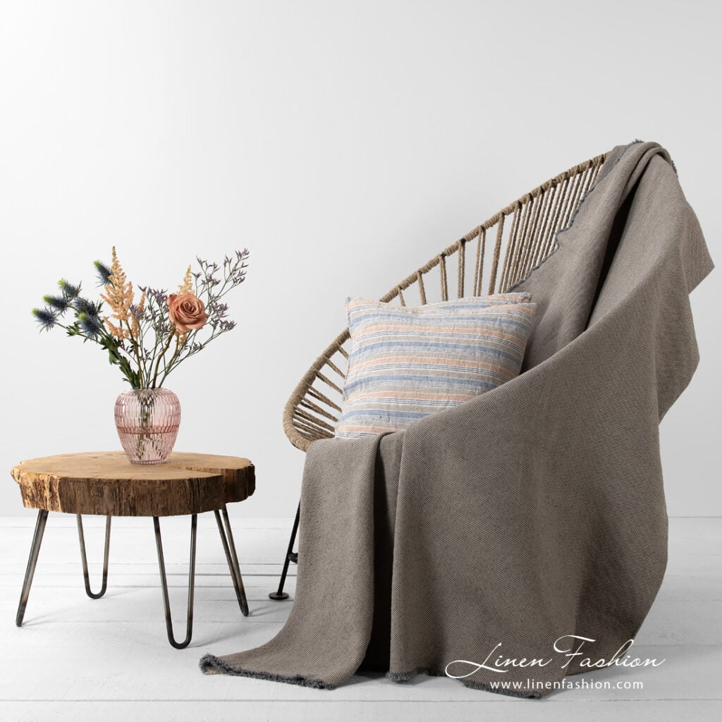 Linen cotton grey blanket with fringes.