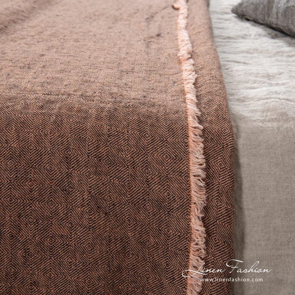 LEILA Sengeteppe brun 3 100% linen bedspread in brown.