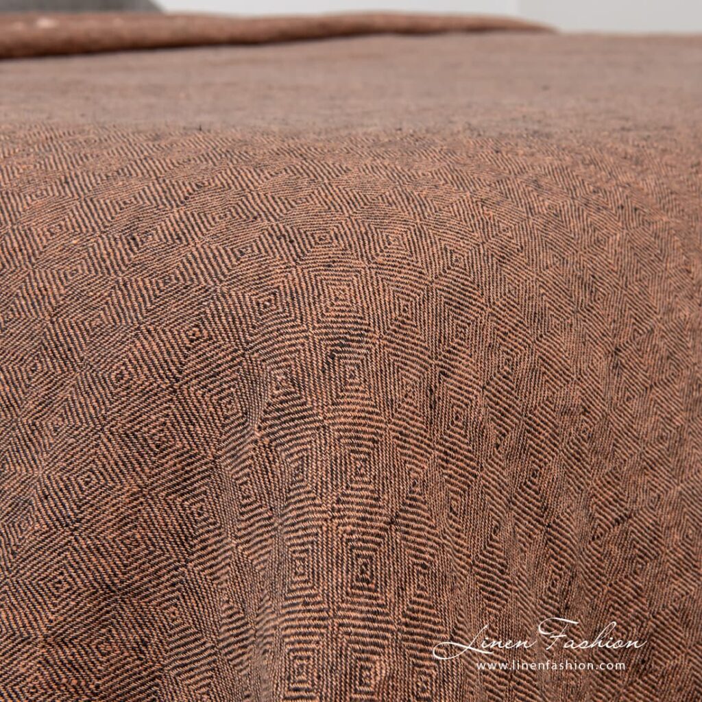LEILA Sengeteppe brun 5 Brown bedspread.