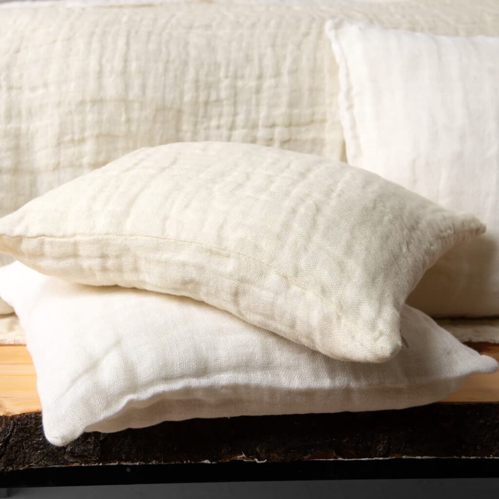 FONDA Sengeteppe hvit krem 6 white cream linen bedspread, with decorative cushions