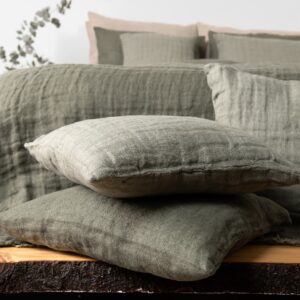 FONDA Sengeteppe grågrønn 10 grey green linen bedspread, with decorative cushions
