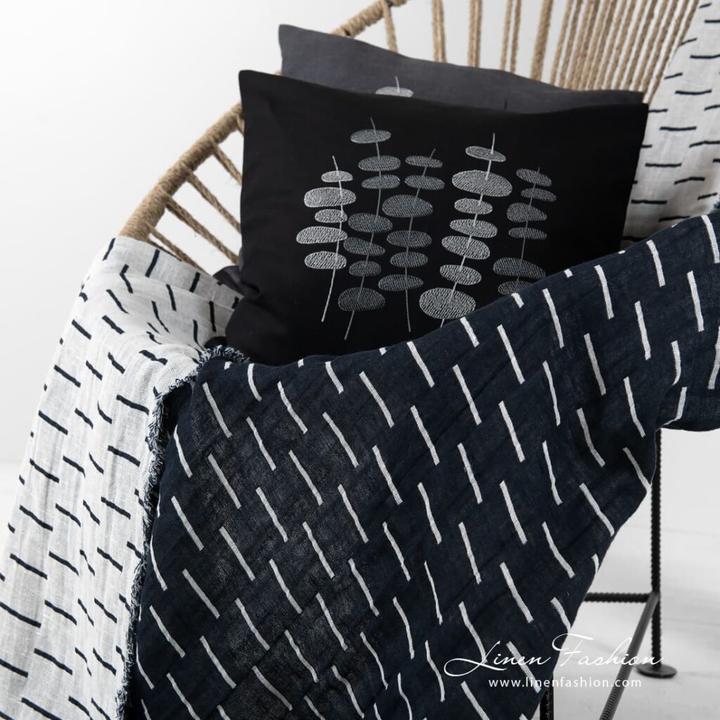 HAZEL Pledd svart 2 HAZEL black linen cotton blanket with stripes