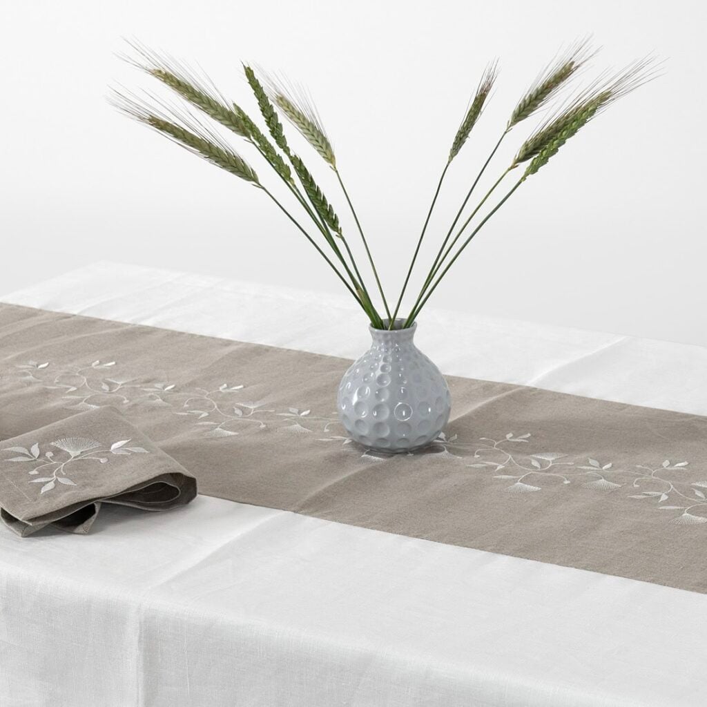 ORSON Duk hvit 3 Off-white tablecloth with natural linen middle, with white floral stitching