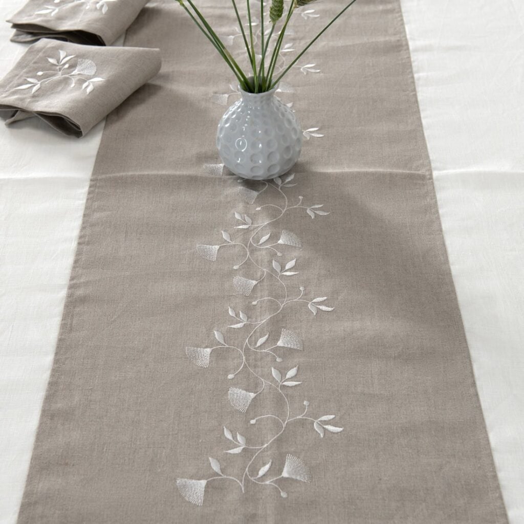 ORSON Duk hvit 4 Off-white tablecloth with natural linen middle, matching napkins available
