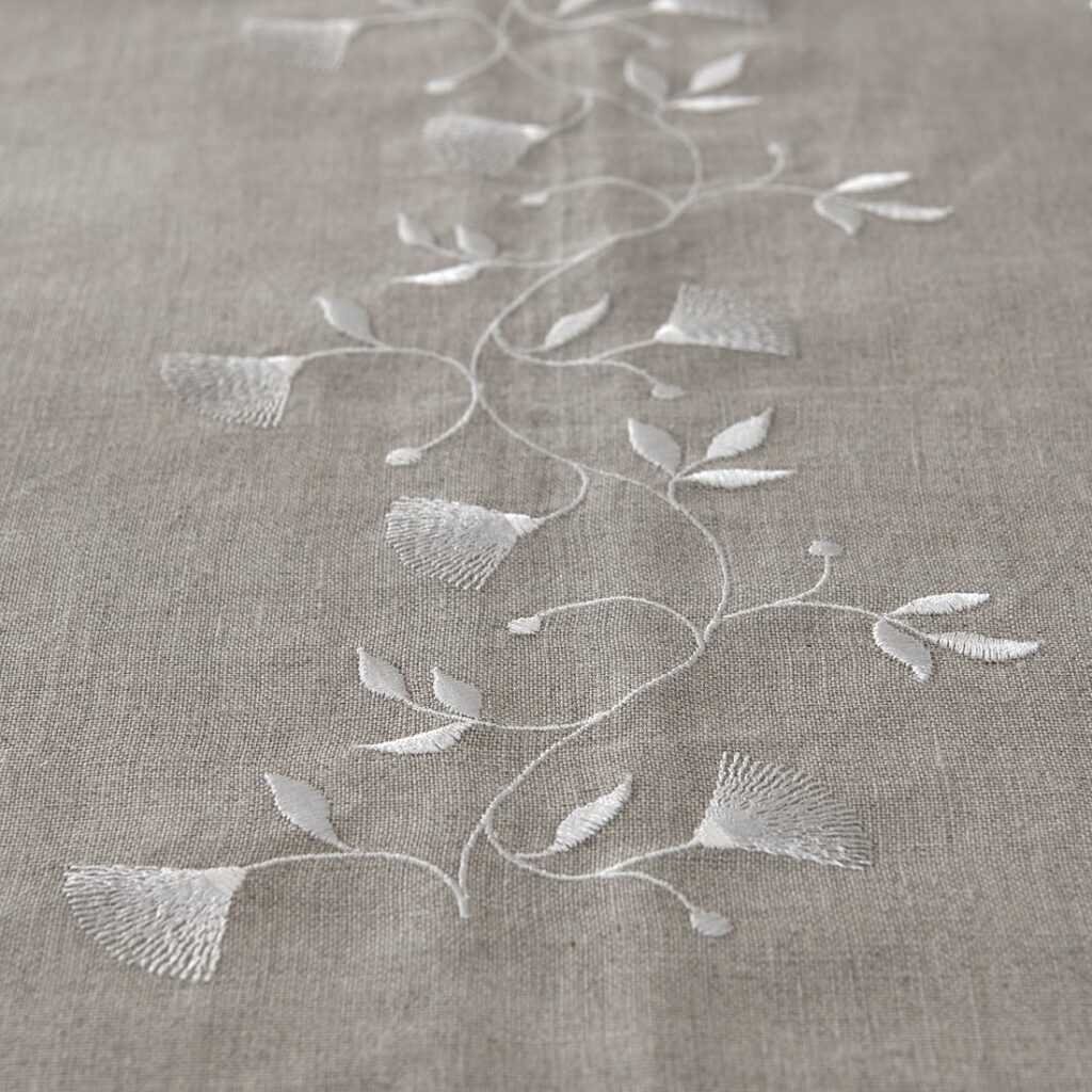 ORSON Duk hvit 5 floral motif stitching on natural linen