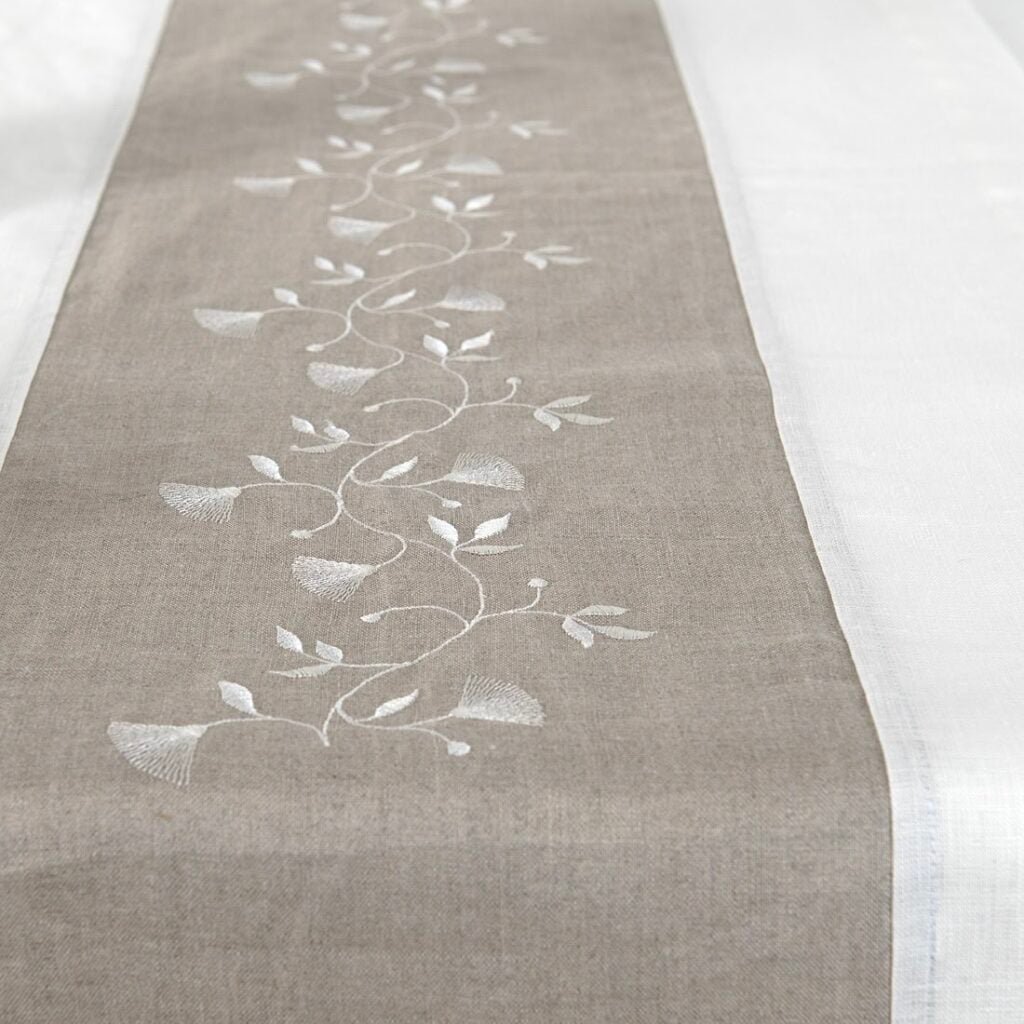 ORSON Løper hvit 3 Off-white table runner with natural linen middle, with floral stitching
