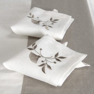 ORSON Serviett hvit 6 Off-white napkin with brownish floral stitching, 100% linen