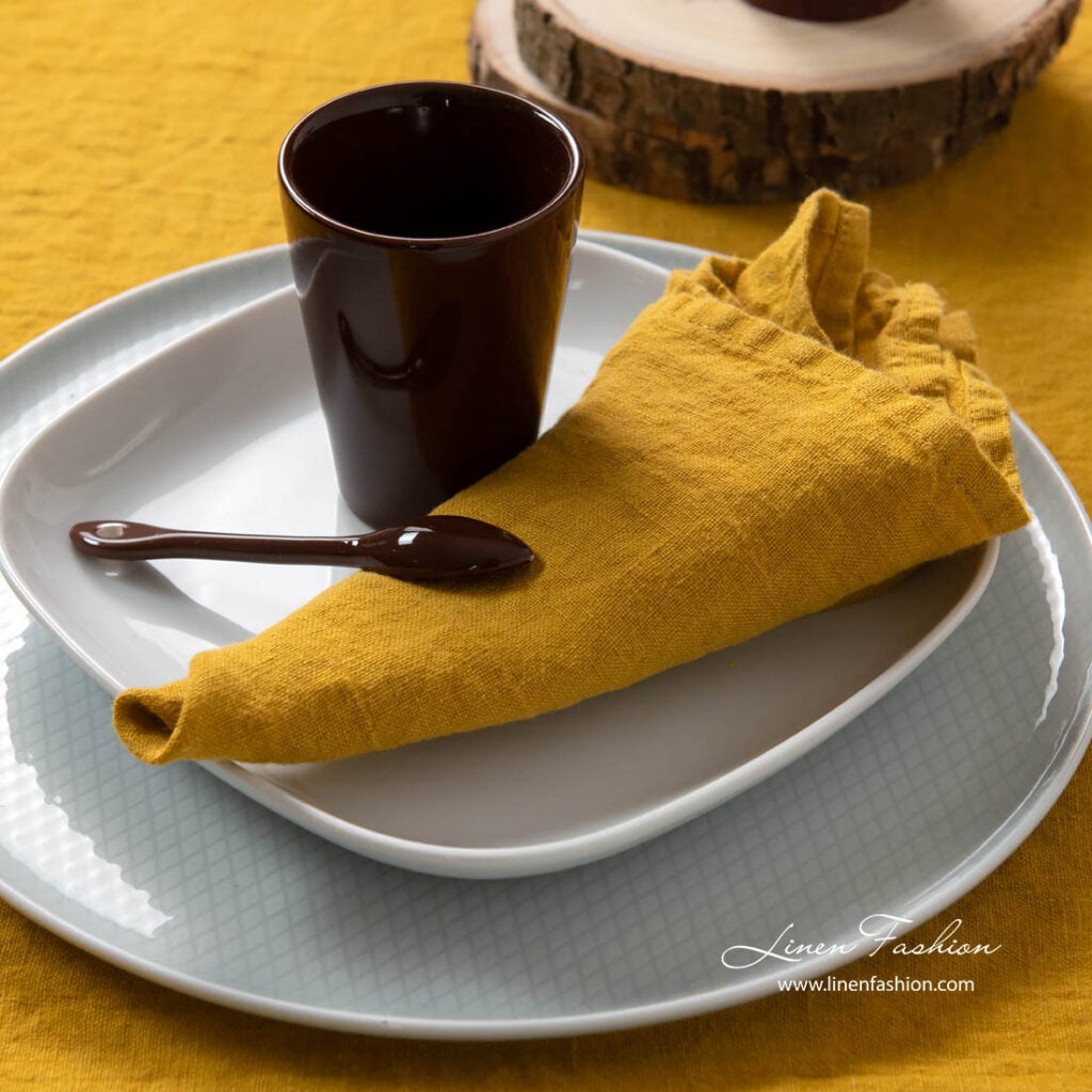 GAMMA Bordserviett gul 2 Washed linen napkin in mustard color