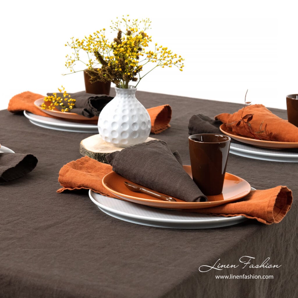 GAMMA Duk brun 3 Dark brown linen napkin and tablecloth, washed