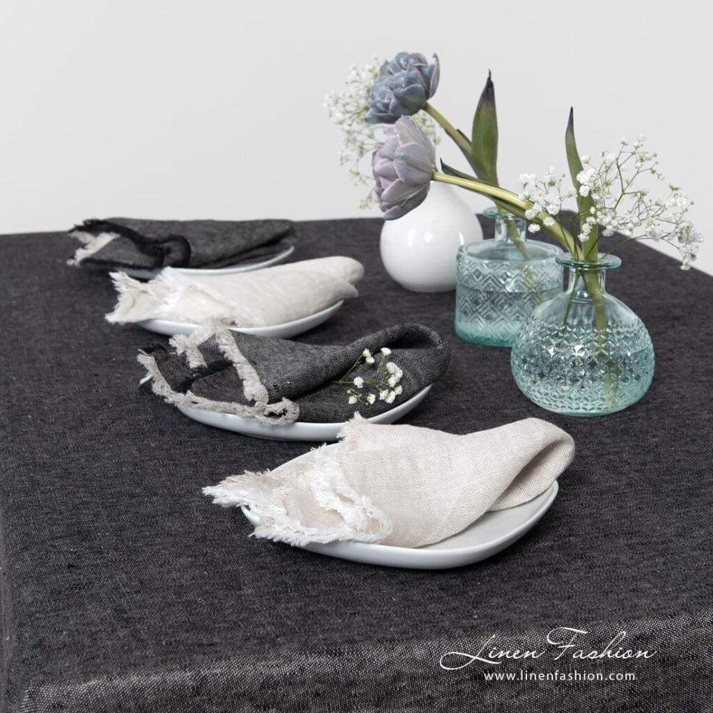MANTIS Duk svart 3 MANTIS black linen tablecloth with loose fringes