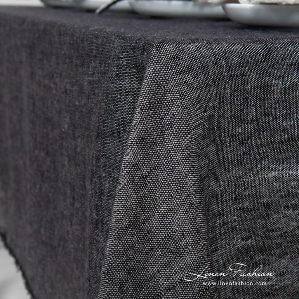 MANTIS Duk svart 5 MANTIS black linen tablecloth in plain weave pattern