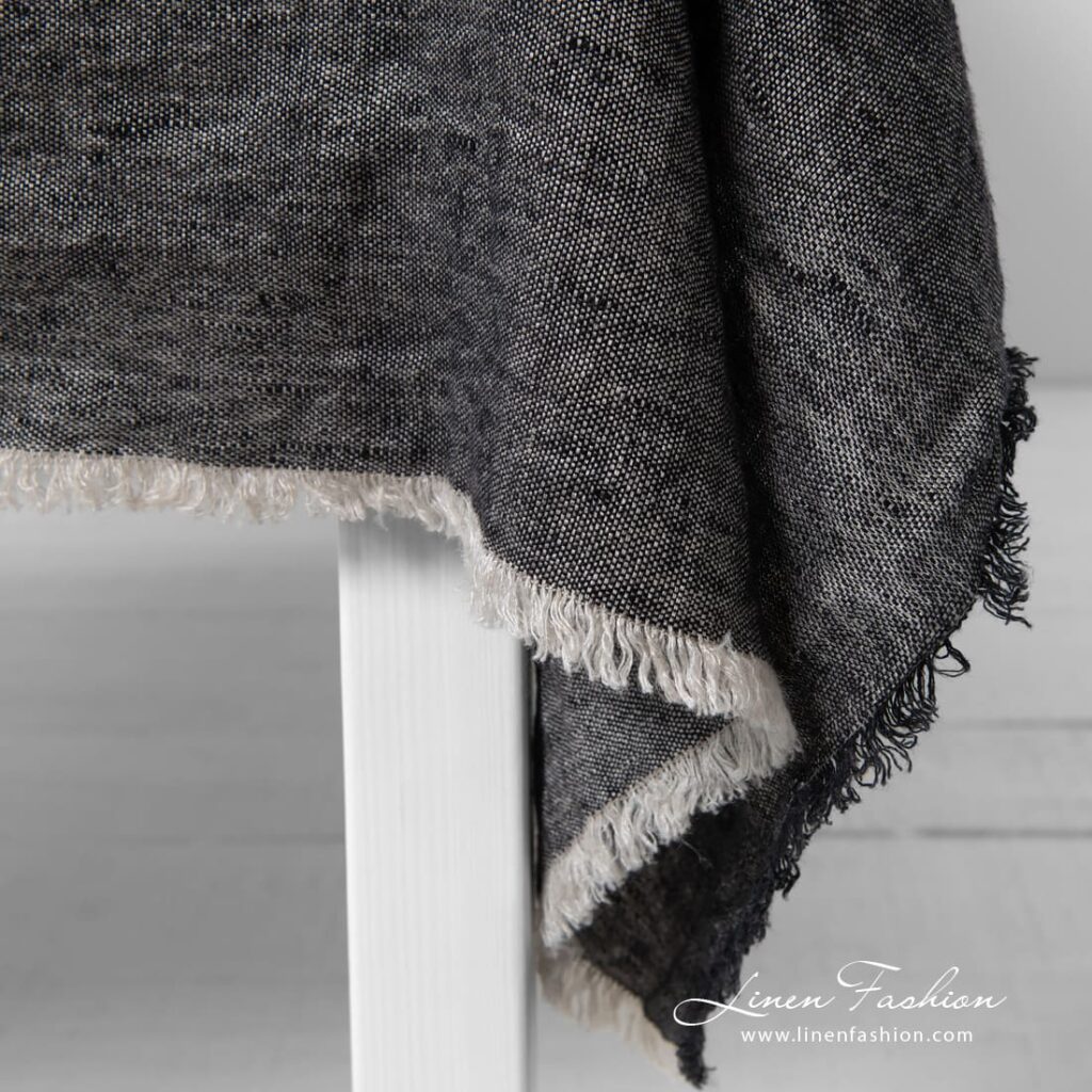 MANTIS Duk svart 6 MANTIS black linen tablecloth with fringes