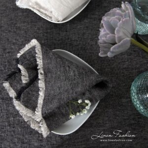 MANTIS black linen napkin with fringes