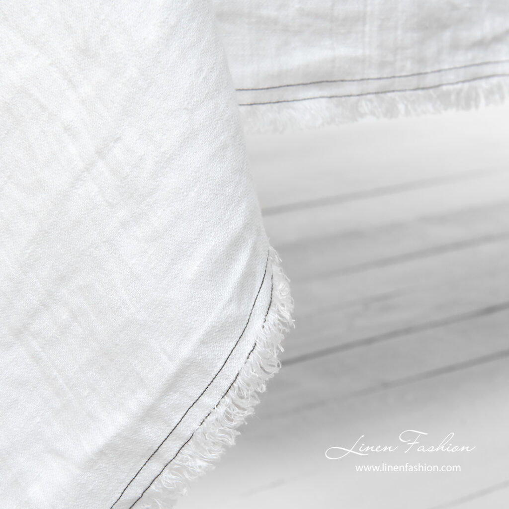 VEGA Duk hvit 4 White tablecloth with fringes and double stitches