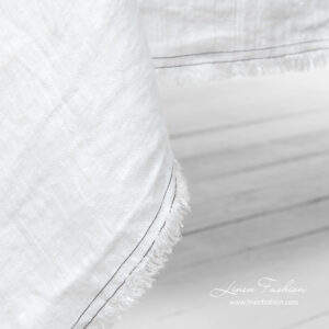 VEGA Duk hvit 10 White tablecloth with fringes and double stitches