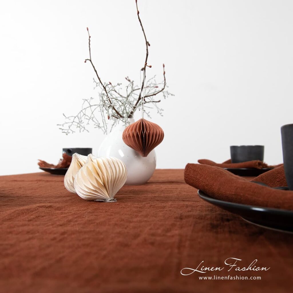 ROY Duk brun 3 Roy brown linen tablecloth.