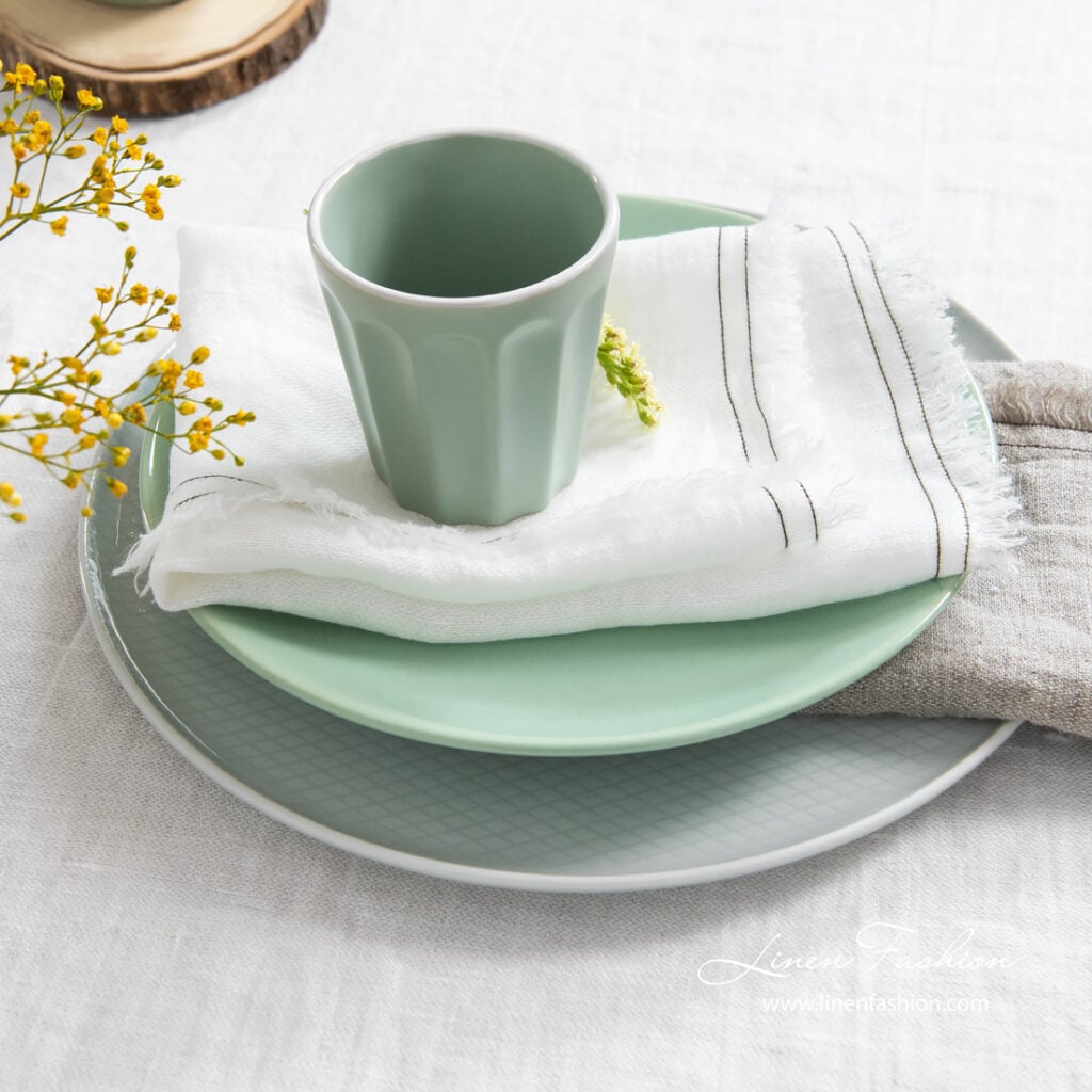 VEGA Serviett hvit 3 Off white linen napkin with fringes and double stitch around, washed