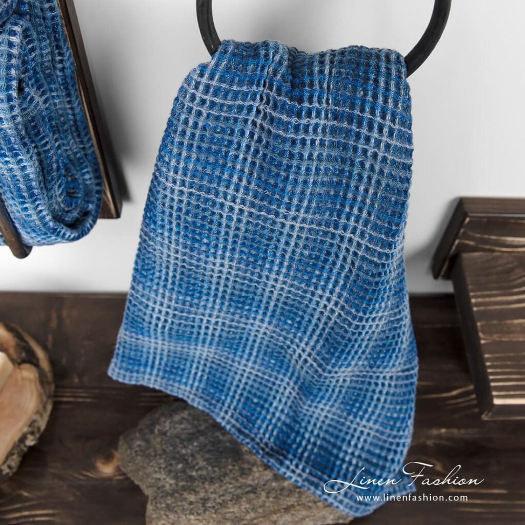 BINGO Badehåndkle blått 3 Blue linen cotton bath towel in waffle pattern