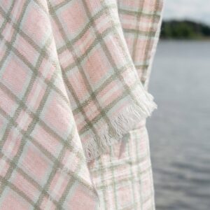 Linen beach towel in pink checks, with fringe