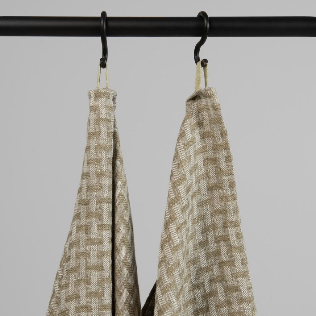 MARGO Badehåndkle grønnmønstret 2 Green linen patterned bath towel, with hanging loops