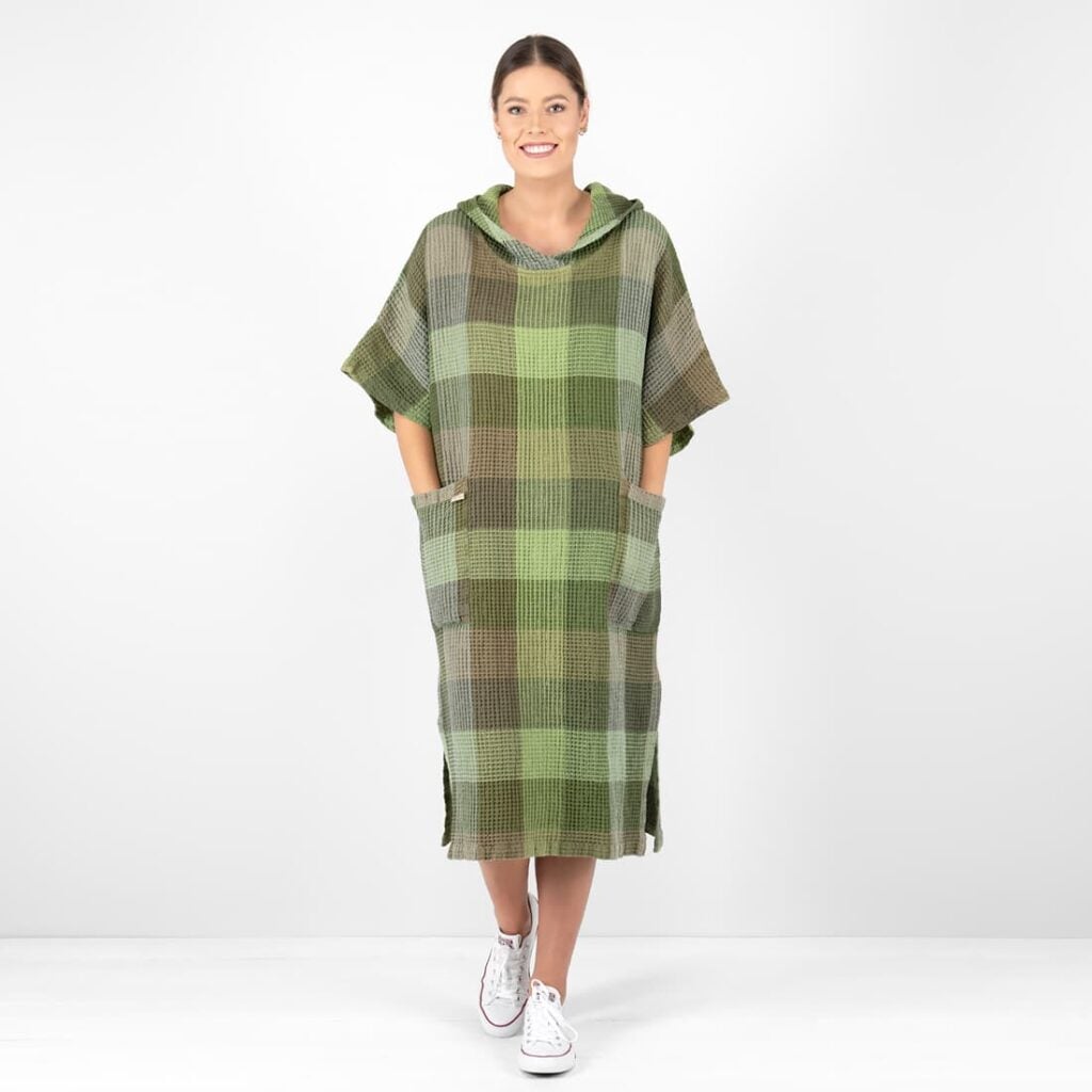 BINGO Poncho grønnrutete 1 green linen poncho bingo.