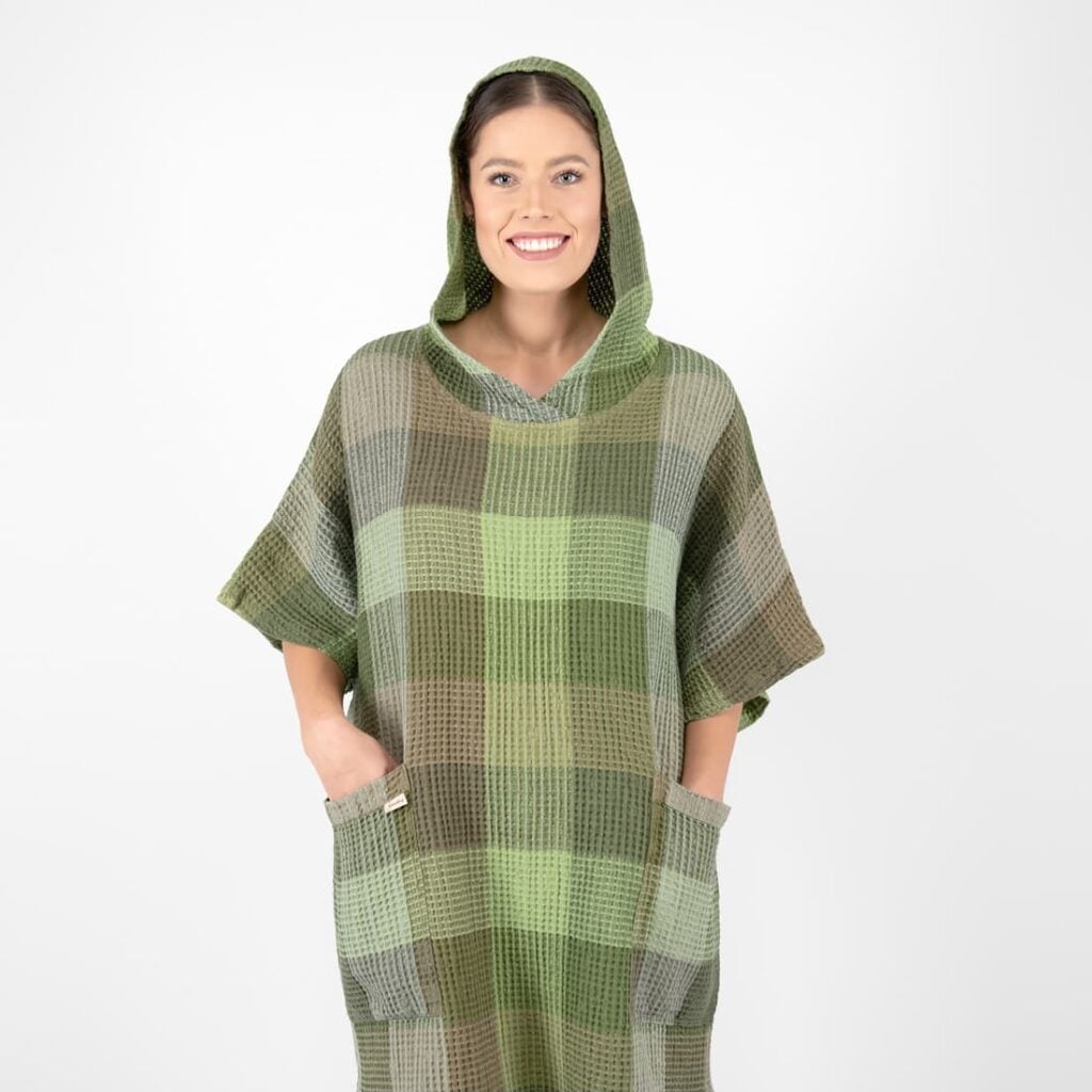 BINGO Poncho grønnrutete 3 green linen poncho with hoodie.