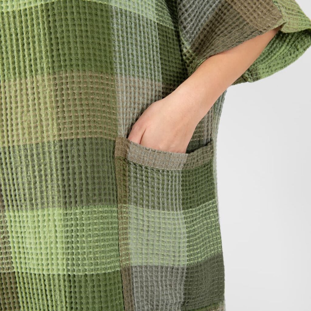 BINGO Poncho grønnrutete 5 green linen poncho with pockets.
