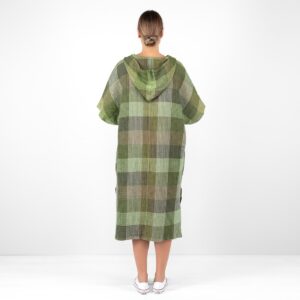 BINGO Poncho grønnrutete 18 green linen poncho from backside.