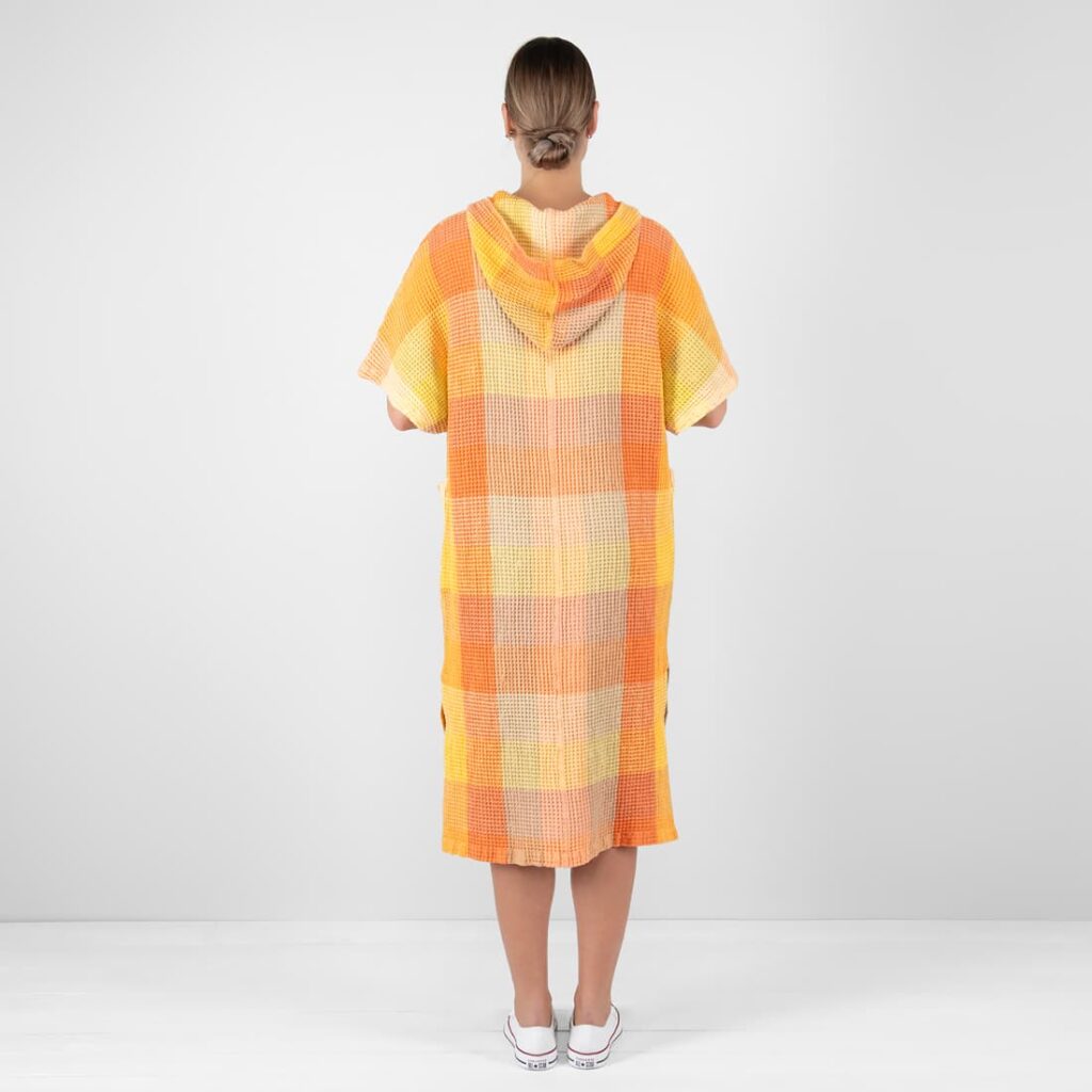 BINGO Poncho oransje rutete 6 orange linen poncho from backside.