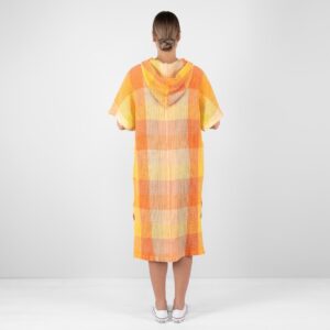 BINGO Poncho oransje rutete 12 orange linen poncho from backside.