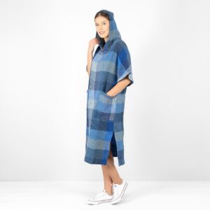 BINGO Poncho blå rutete 8 blue linen poncho with slits on sides.