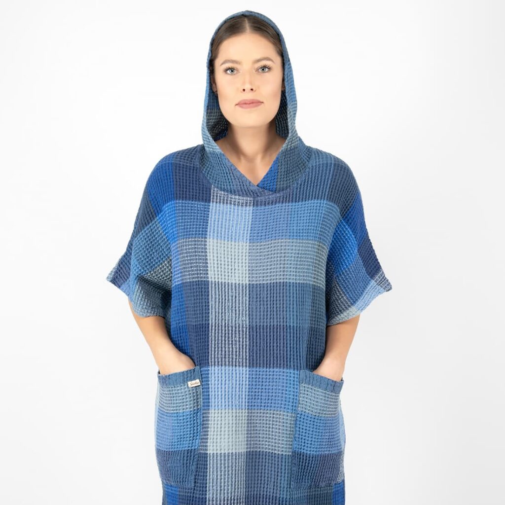 BINGO Poncho blå rutete 3 blue linen poncho with hoodie.