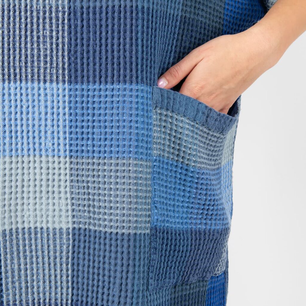BINGO Poncho blå rutete 4 blue linen poncho with pockets.