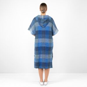 BINGO Poncho blå rutete 12 blue linen poncho bingo from back.