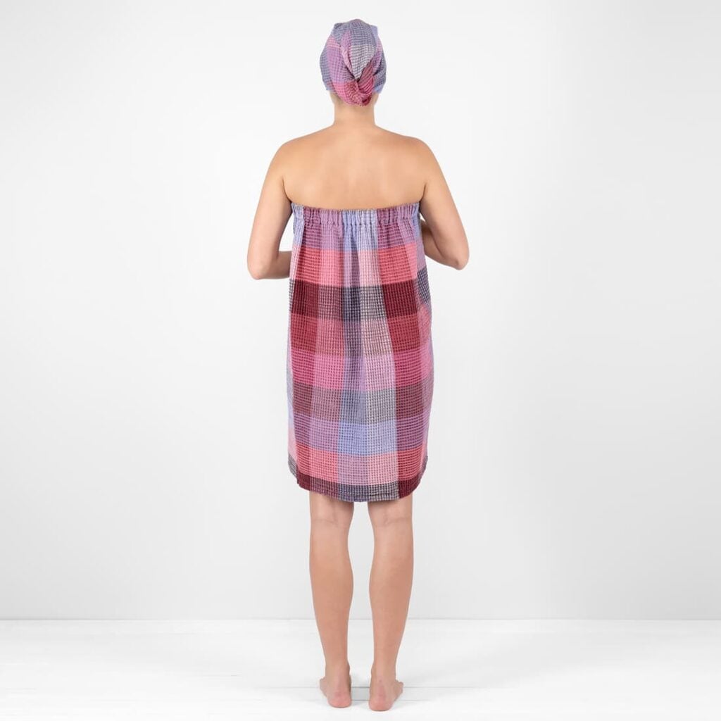 BINGO omslagshåndkle syrin 3 lilac wrap linen towel, bingo from backside.