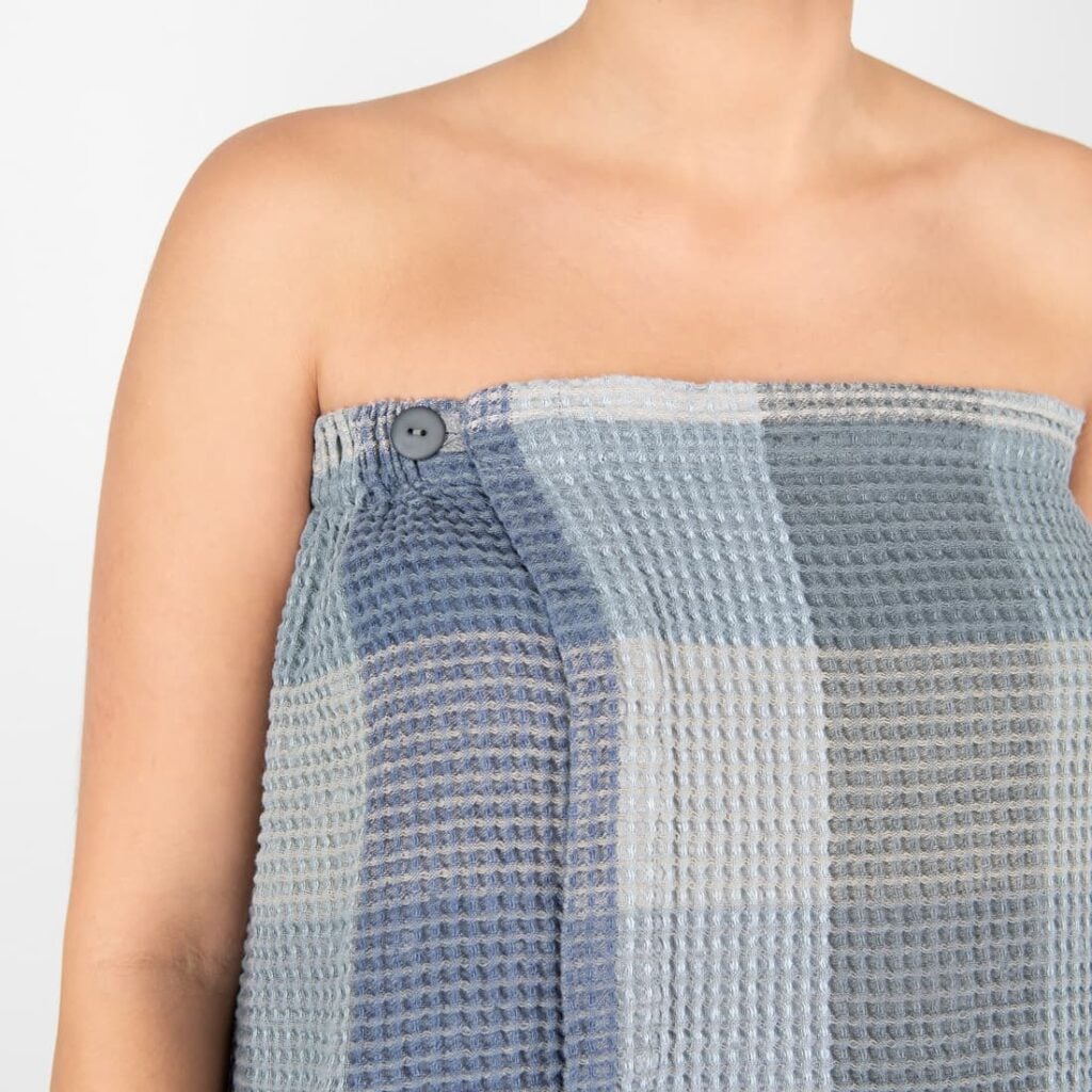 BINGO Omslagshåndkle blågrå 4 blue grey linen wrap towel, with button closure.