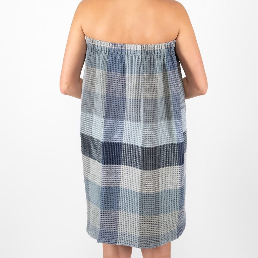 BINGO Omslagshåndkle blågrå 5 blue grey linen wrap towel from backside.