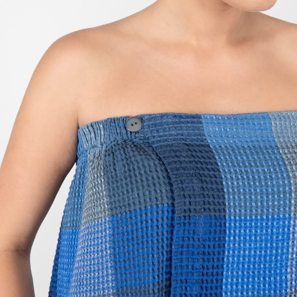 BINGO Omslagshåndkle blå 4 blue linen wrap towel bingo with buttons.