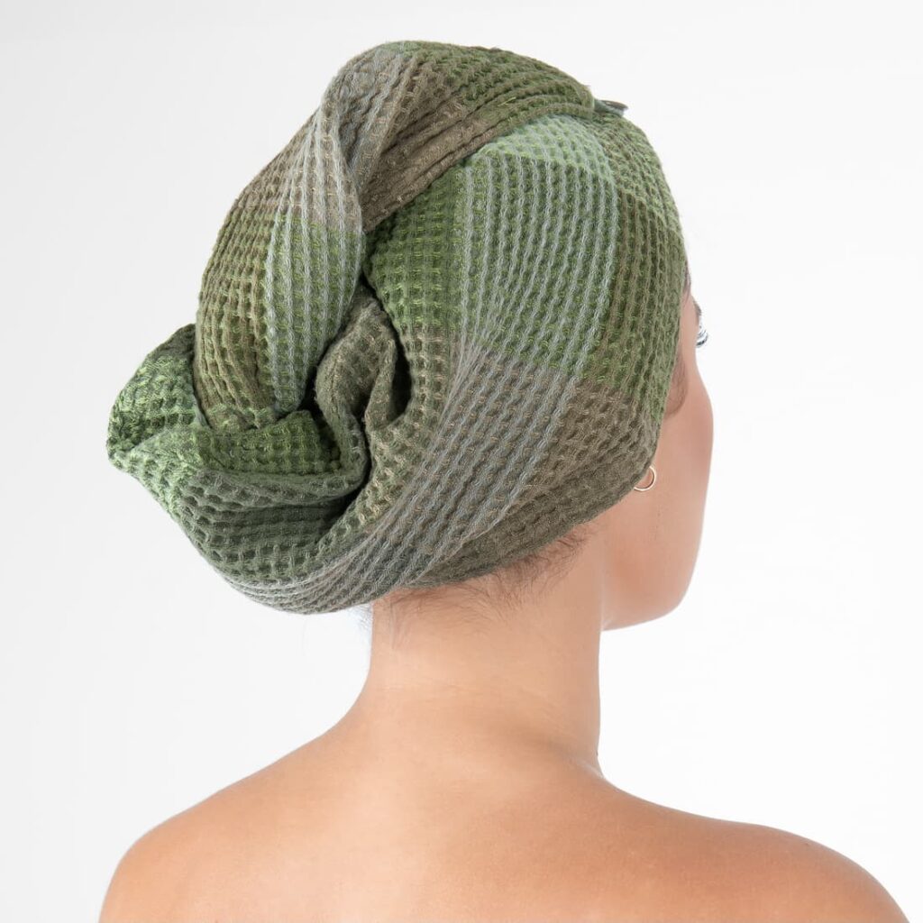 BINGO Hårturban grønn 2 green hair wrap linen towel with button closure.