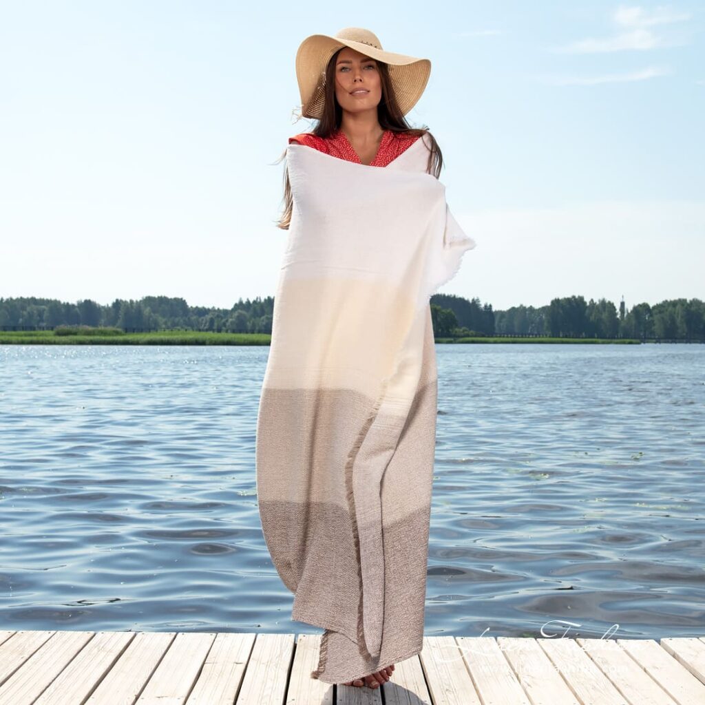 POSITANO Strandhåndkle brun 2 Brown linen beach towel with wide stripes