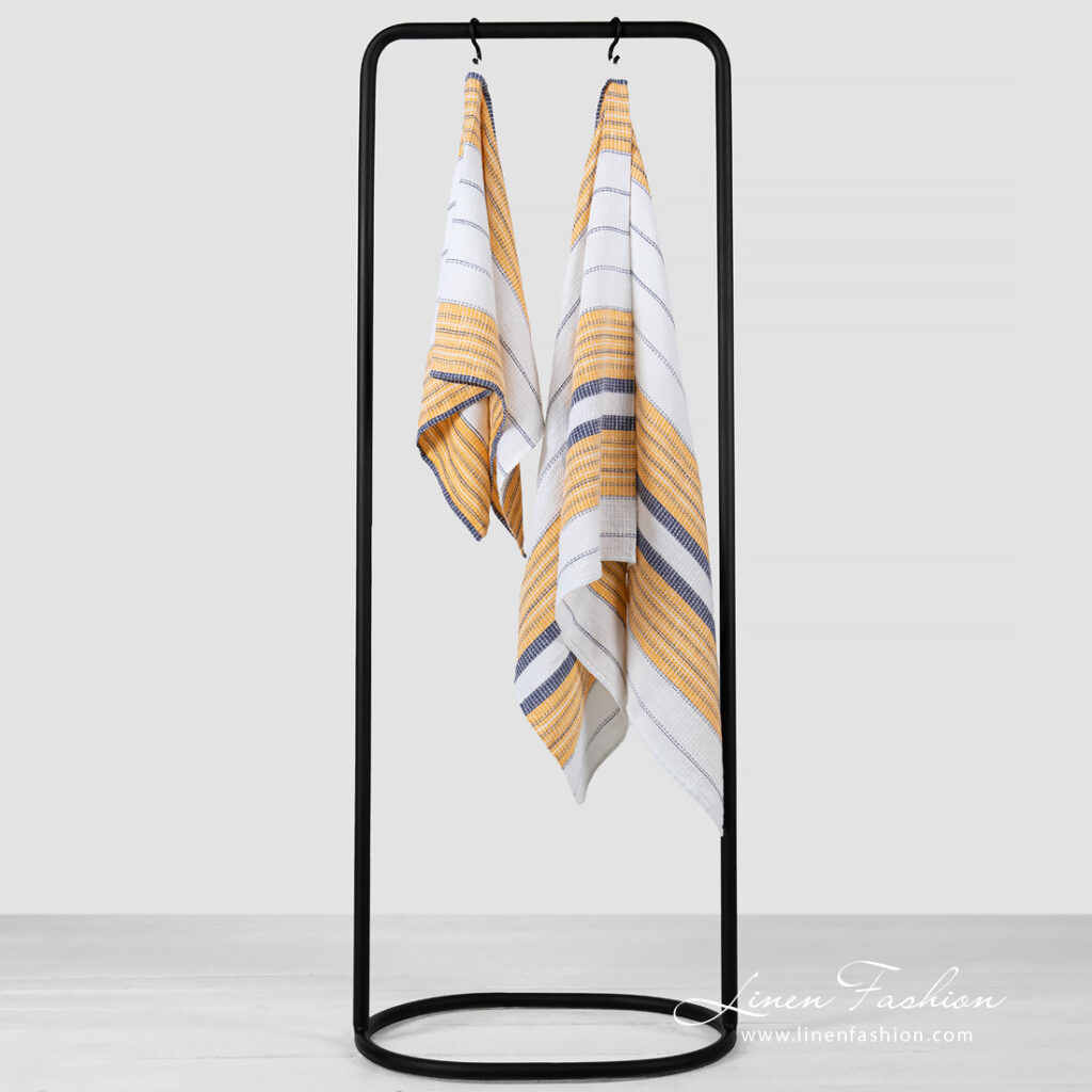 KORA Badehåndkle hvitstripet 1 bath towel white with stripes.