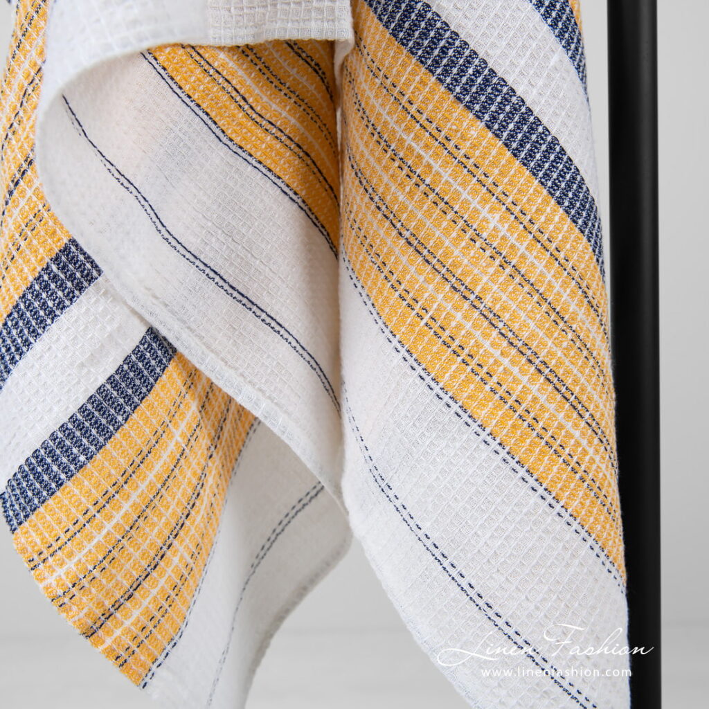 KORA Badehåndkle hvitstripet 3 bath towel white with stripes, waffle design.
