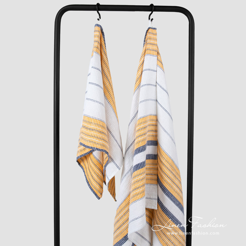KORA Badehåndkle hvitstripet 2 bath towel white with stripes, different sizes.