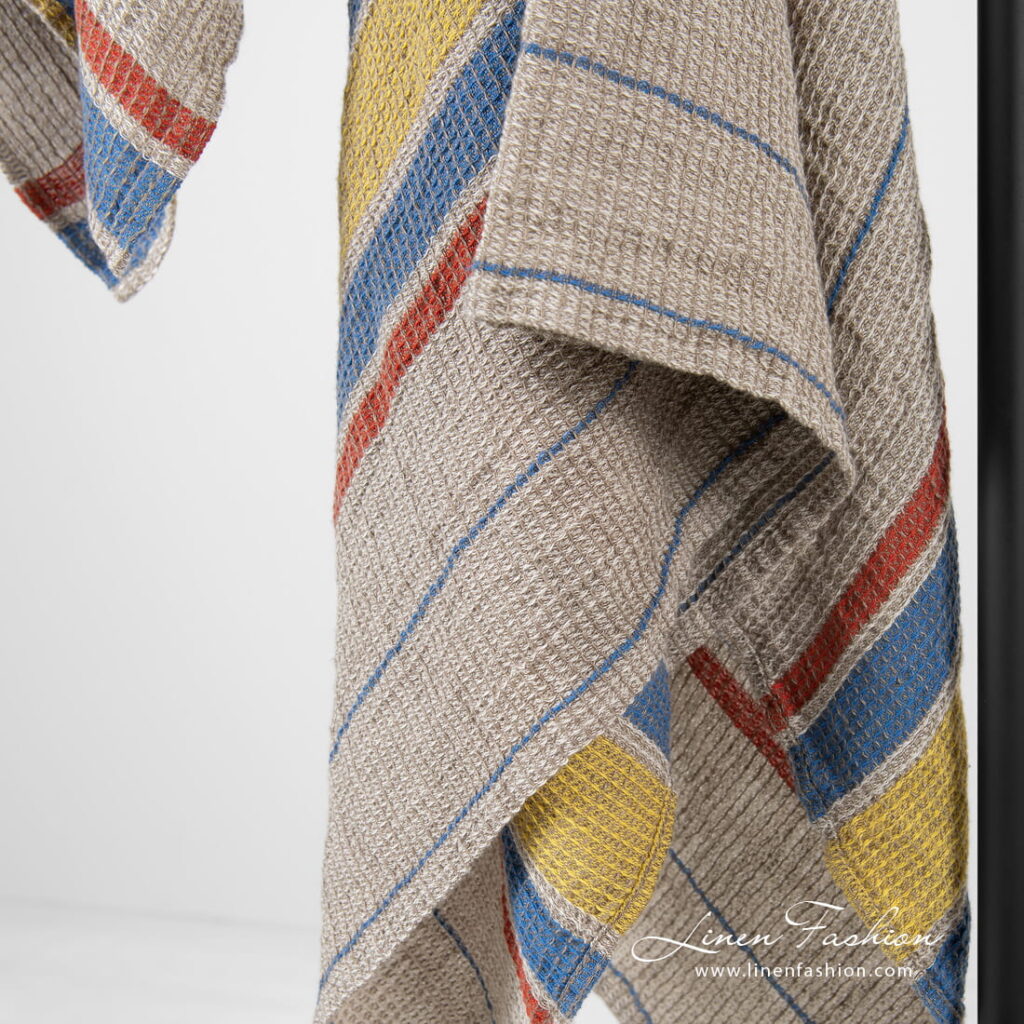 ZELDA Badehåndkle beige stripete 2 Linen cotton beige bath towel with yellow, blue, red stripes.