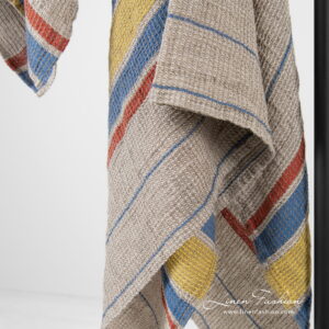 ZELDA Badehåndkle beige stripete 5 Linen cotton beige bath towel with yellow, blue, red stripes.