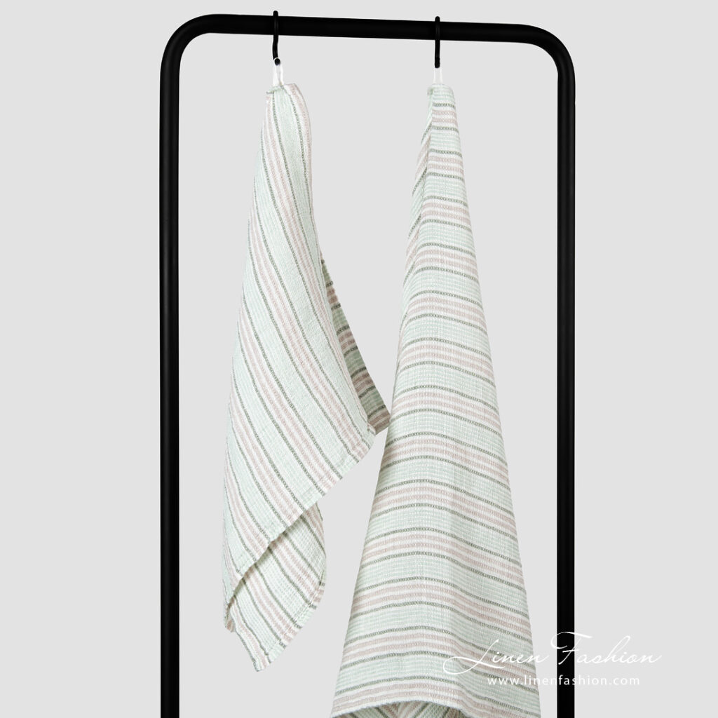 DOVERI Badehåndkle grønn 2 Linen green bath towel with grey green white stripes.